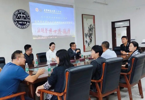 “七十今回首，筑梦法苑人” ——法学院大连校友会捐赠学院纪念品仪式